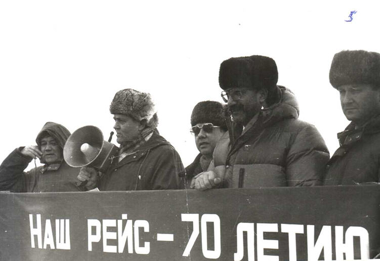 Митинг перед отходом атомного ледокола "Сибирь"