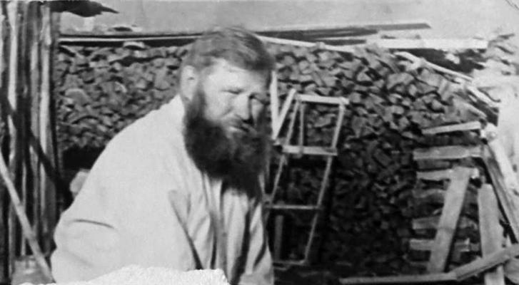 «Баба - в доме, мужик - в пригоне»: гендерное разделение труда у русских Алтая в первой половине ХХ в.