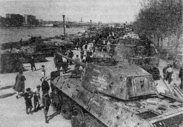 Выставка трофейной боевой техники в Центральном парке культуры и отдыха имени Горького в Москве. На переднем плане – «Королевский тигр». Весна 1945 года. Выставка трофейной боевой техники в Центральном парке культуры и отдыха имени Горького в Москве. На переднем плане – «Королевский тигр». Весна 1945 года.