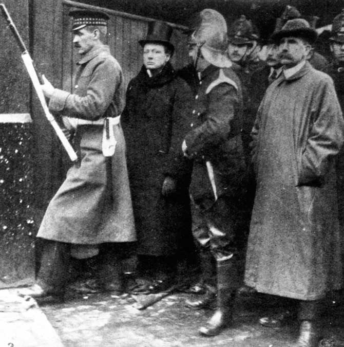 Уинстон Черчилль (второй слева) во время осады Сидней стрит Уинстон Черчилль (второй слева) во время осады Сидней стрит