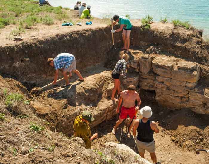 На Кыз-Ауле жители Хазарского каганата предпочитали селиться в греческих склепах