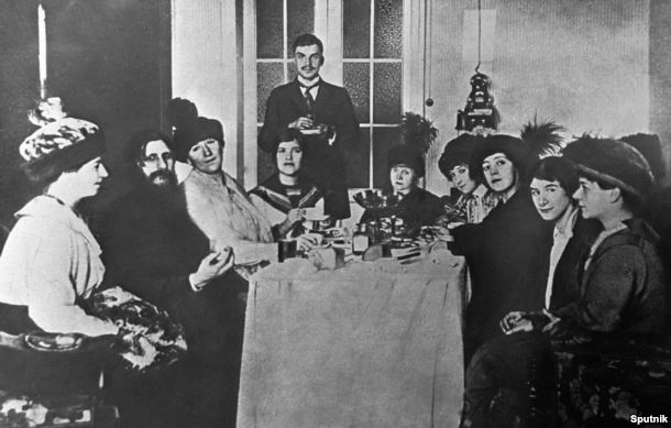 Григорий Распутин (второй слева) в кругу своих поклонниц, 1907 год Григорий Распутин (второй слева) в кругу своих поклонниц, 1907 год