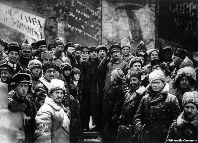 Каменев, Ленин и Троцкий на Красной площади во время празднования второй годовщины Октябрьского переворота Каменев, Ленин и Троцкий на Красной площади во время празднования второй годовщины Октябрьского переворота
