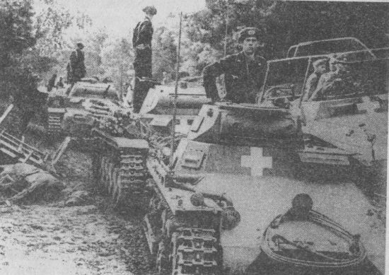 Колонна немецких танков во главе с Pz.I движется по территории Польши. Сентябрь 1939 года. Колонна немецких танков во главе с Pz.I движется по территории Польши. Сентябрь 1939 года.