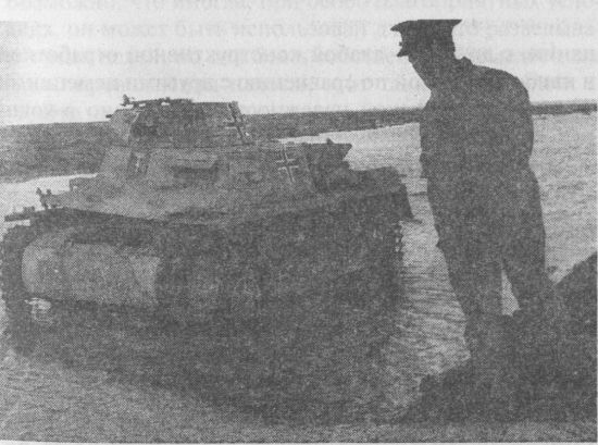 Английский офицер осматривает подбитый Pz.I Ausf.A. Северная Африка, декабрь 1941 года. Английский офицер осматривает подбитый Pz.I Ausf.A. Северная Африка, декабрь 1941 года.