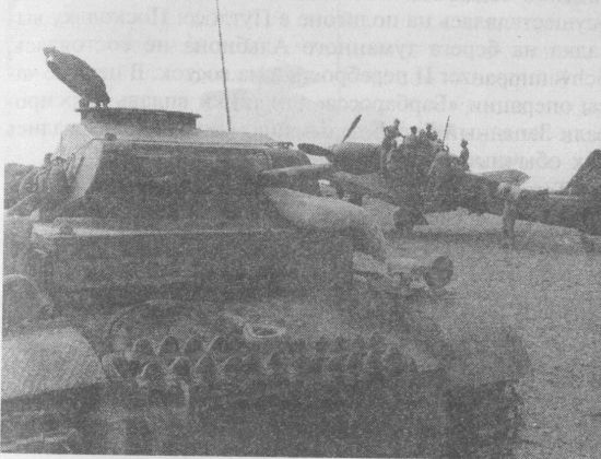 Pz.II Ausf.F 23-й танковой дивизии, привлечённый к охране аэродрома. Январь 1942 года. Pz.II Ausf.F 23-й танковой дивизии, привлечённый к охране аэродрома. Январь 1942 года.