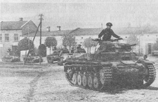 Колонна лёгких танков Pz.II и Pz.I на улице одного из польских городов. Сентябрь 1939 года. Колонна лёгких танков Pz.II и Pz.I на улице одного из польских городов. Сентябрь 1939 года.
