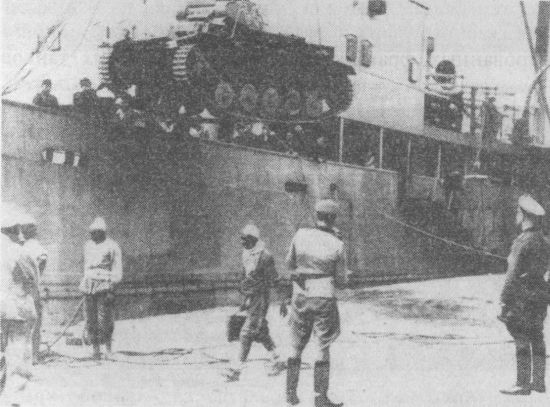 Выгрузка танков в порту Триполи. 10 марта 1941 года. Выгрузка танков в порту Триполи. 10 марта 1941 года.