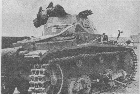 Pz.II Ausf.b одного из подразделений 4-й танковой дивизии, подбитый на улицах Варшавы. Сентябрь 1939 года. Pz.II Ausf.b одного из подразделений 4-й танковой дивизии, подбитый на улицах Варшавы. Сентябрь 1939 года.