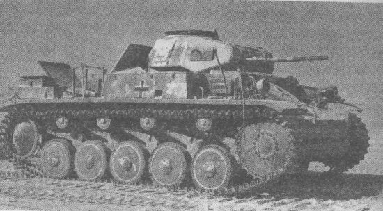 Pz.II Ausf.F, подбитый в Ливийской пустыне. 1942 год. Pz.II Ausf.F, подбитый в Ливийской пустыне. 1942 год.