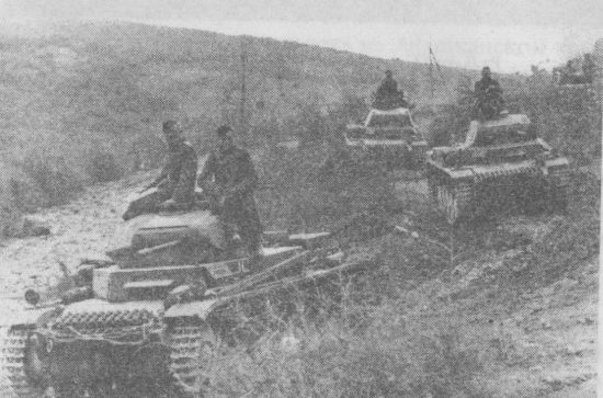 Танки Pz.II Ausf.C выдвигаются к греческой границе. Болгария, апрель 1941 года. Танки Pz.II Ausf.C выдвигаются к греческой границе. Болгария, апрель 1941 года.