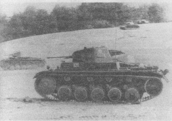 Танки Pz.II в атаке. Хорошее взаимодействие между подразделениями в значительной мере обеспечивалось наличием на всех танках радиостанций. Танки Pz.II в атаке. Хорошее взаимодействие между подразделениями в значительной мере обеспечивалось наличием на всех танках радиостанций.