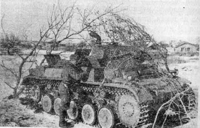 Знакомство с трофеем. Pz.II Ausf.F, захваченный на хуторе Сухановский. Донской фронт, декабрь 1942 года. Знакомство с трофеем. Pz.II Ausf.F, захваченный на хуторе Сухановский. Донской фронт, декабрь 1942 года.