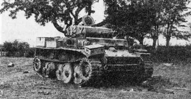 Лёгкий танк Pz.II Ausf.L, вероятно, из состава 116-й танковой дивизии, подбитый во Франции в августе 1944 года. Лёгкий танк Pz.II Ausf.L, вероятно, из состава 116-й танковой дивизии, подбитый во Франции в августе 1944 года.
