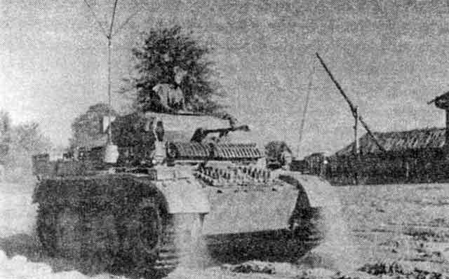 Лёгкий танк Pz.II Ausf.L из состава 4-го разведывательного батальона 4-й танковой дивизии. Восточный фронт, осень 1943 года. Лёгкий танк Pz.II Ausf.L из состава 4-го разведывательного батальона 4-й танковой дивизии. Восточный фронт, осень 1943 года.