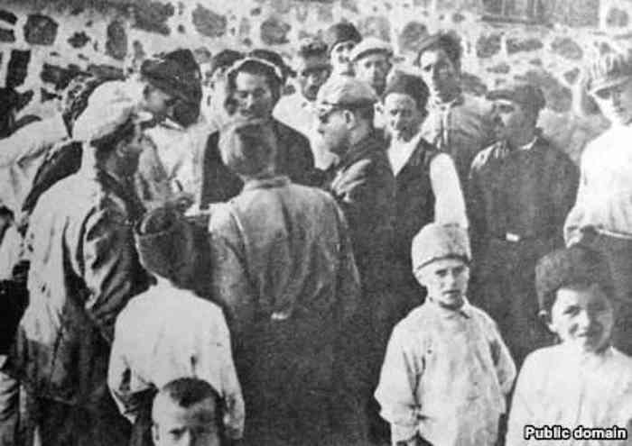 Председатель КрымЦИК Вели Ибраимов раздает помощь пострадавшим от землетрясения