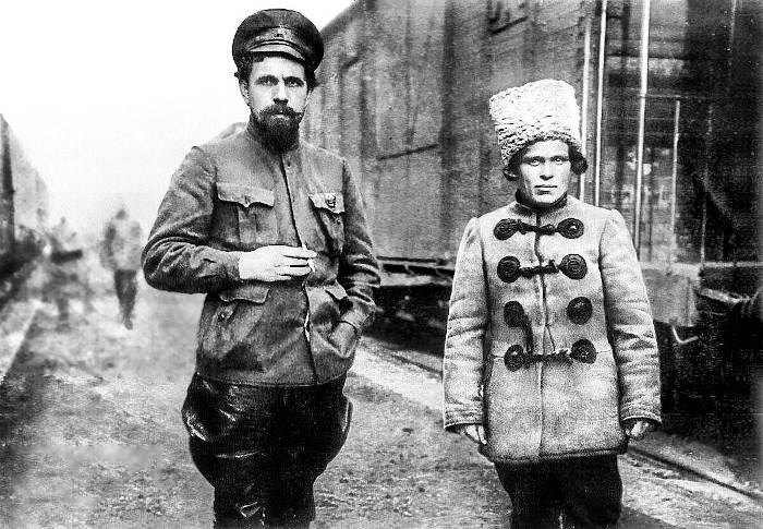 Павел Дыбенко и Нестор Махно на станции Пологи