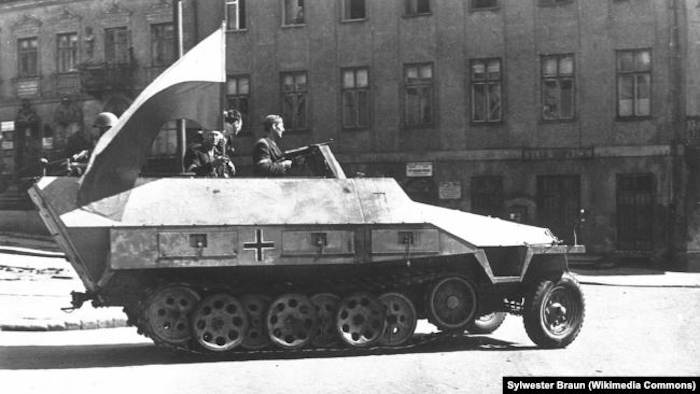 Захваченный повстанцами немецкий танк, 14 августа 1944 г. Захваченный повстанцами немецкий танк, 14 августа 1944 г.