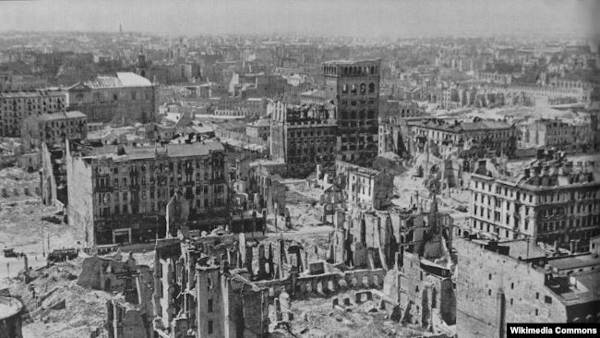 Уничтоженный во время Варшавского восстания центр города (фотография сделана в 1946 году) Уничтоженный во время Варшавского восстания центр города (фотография сделана в 1946 году)