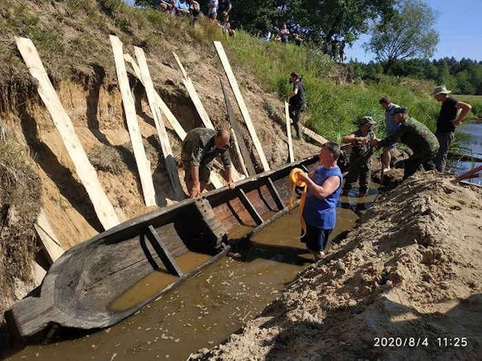 В Житомирской области археологи достали из реки редкую древлянскую лодку