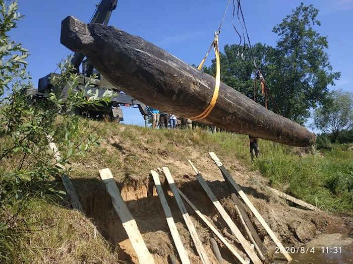 Найденный экспонат – девятиметровая древлянская долбленка, сделанная из соснового ствола, ее точный возраст неизвестен. Найденный экспонат – девятиметровая древлянская долбленка, сделанная из соснового ствола, ее точный возраст неизвестен.
