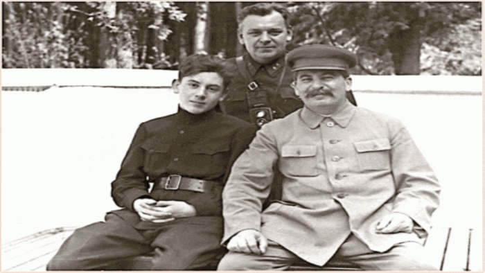 Василий Сталин, начальник охраны Кремля Николай Власик, Иосиф Сталин Василий Сталин, начальник охраны Кремля Николай Власик, Иосиф Сталин