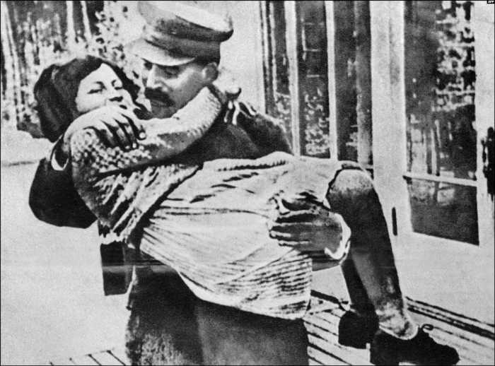 Иосиф Сталин с дочерью Светланой Иосиф Сталин с дочерью Светланой