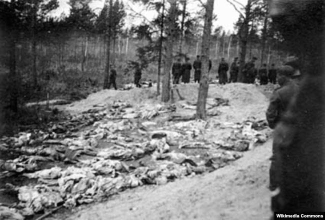 Тела пленных польских офицеров, убитых в Катыни, 1940 год Тела пленных польских офицеров, убитых в Катыни, 1940 год