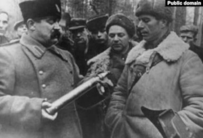 Дмитрий Медведев и его заместитель по разведке А.А. Лукин демонстрирует А.Ф. Федорову трофейный образец нового немецкого снаряда, 1943 год