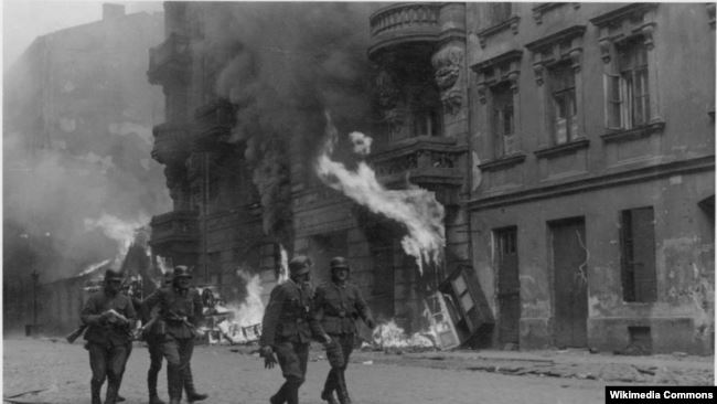 Солдаты ваффен-СС в Варшавском гетто во время восстания Солдаты ваффен-СС в Варшавском гетто во время восстания