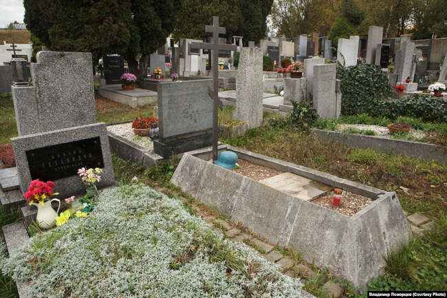 Немецкая каска на могиле с православным крестом в пражском районе Ржепы Немецкая каска на могиле с православным крестом в пражском районе Ржепы