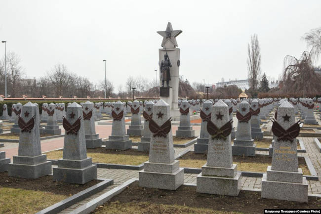 Среди могил солдат Красной армии на советском военном мемориале в Праге могут быть похоронены и бойцы РОА Среди могил солдат Красной армии на советском военном мемориале в Праге могут быть похоронены и бойцы РОА