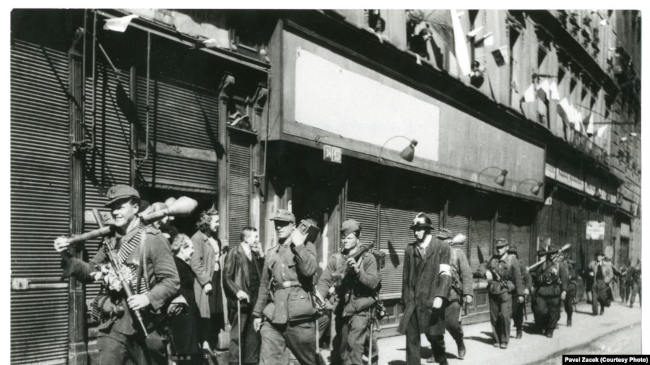 Солдаты РОА и пражские повстанцы на улице Плзеньска в Праге, 7 мая 1945 года Солдаты РОА и пражские повстанцы на улице Плзеньска в Праге, 7 мая 1945 года