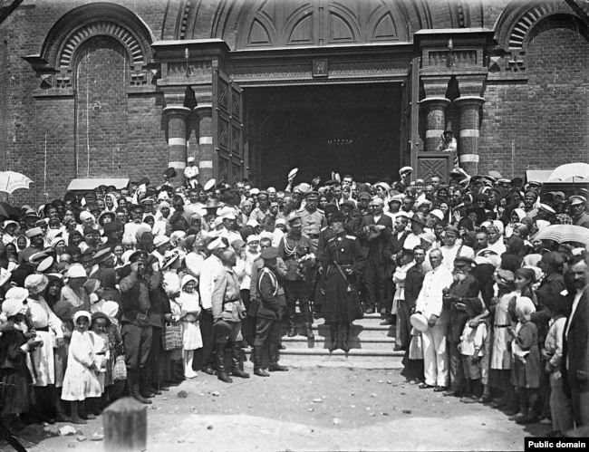 Жители Царицына приветствуют барона Врангеля и его офицеров, 1919 год Жители Царицына приветствуют барона Врангеля и его офицеров, 1919 год