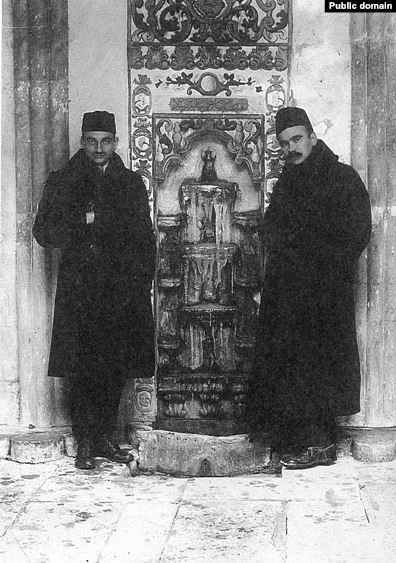 Джафер Сейдамет и Номан Челебиджихан. Бахчисарай, 1917 год Джафер Сейдамет и Номан Челебиджихан. Бахчисарай, 1917 год