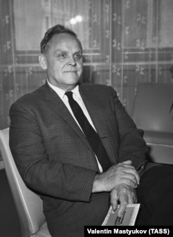 Гэс Холл, 1966 год Гэс Холл, 1966 год