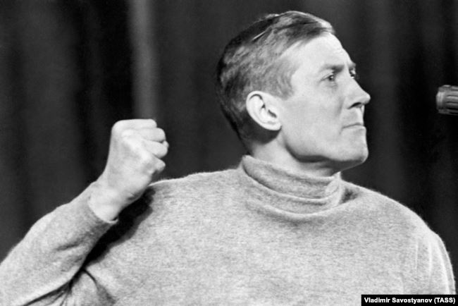 Евгений Евтушенко, 1966 год Евгений Евтушенко, 1966 год
