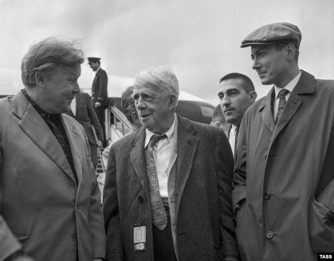29 августа 1962 г. Поэт Александр Твардовский, Роберт Фрост и Евгений Евтушенко в аэропорту Шереметьево 29 августа 1962 г. Поэт Александр Твардовский, Роберт Фрост и Евгений Евтушенко в аэропорту Шереметьево