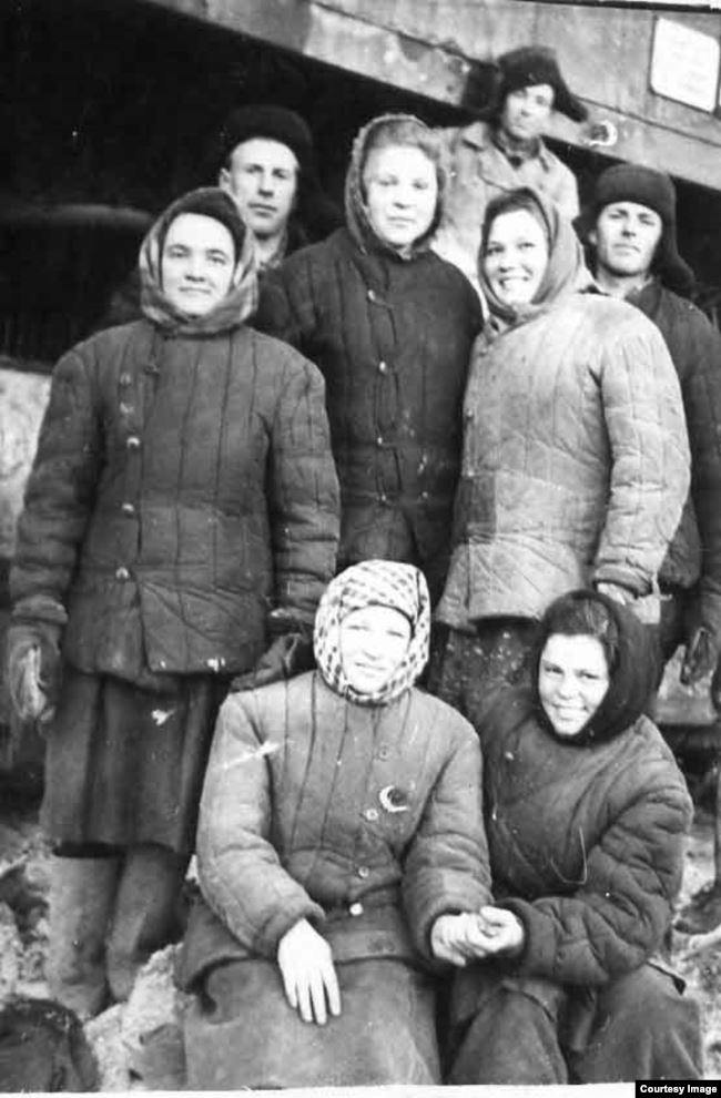 Ирина Рогова в техникуме на практике (в верхнем ряду в центре)