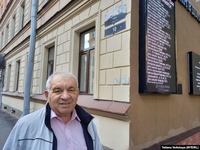 Юрий Вульф возле дома на Конной, 10