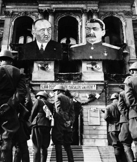 Жители Праги приветствуют советские войска, май 1945 года Жители Праги приветствуют советские войска, май 1945 года