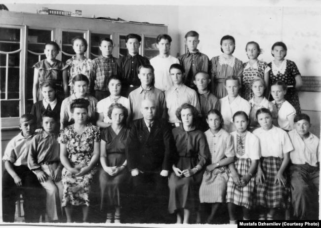 Мустафа Джемилев (второй слева в нижнем ряду) &ndash; ученик 8 класса Мирзачульской средней школы. Архив Мустафы Джемилева