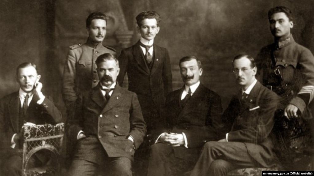 Посольство УНР в Венгрии. Сидят (слева направо): второй - Никита Шаповал (посол), Николай Галаган, Николай Шраг. 1918 год Посольство УНР в Венгрии. Сидят (слева направо): второй - Никита Шаповал (посол), Николай Галаган, Николай Шраг. 1918 год