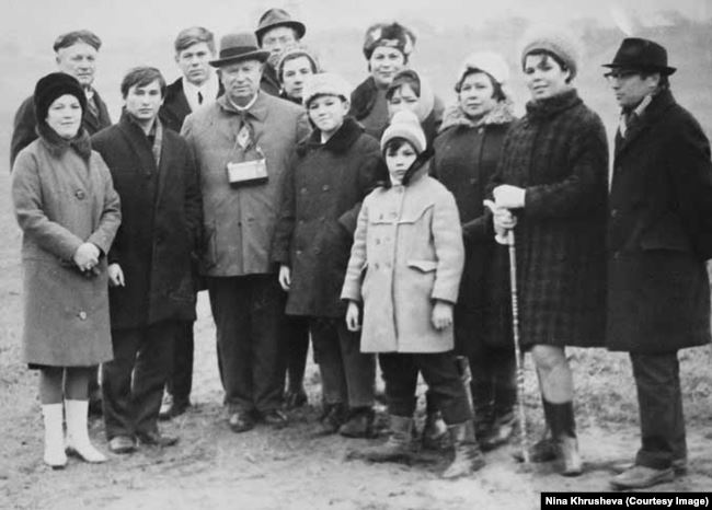 Никита Хрущев в окружении местных жителей в Петрово-Дальнем, 1968 Никита Хрущев в окружении местных жителей в Петрово-Дальнем, 1968