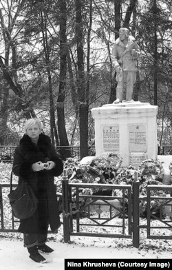 Ксения (сестра Нины Хрущевой) в Жиздре возле памятника Ксения (сестра Нины Хрущевой) в Жиздре возле памятника