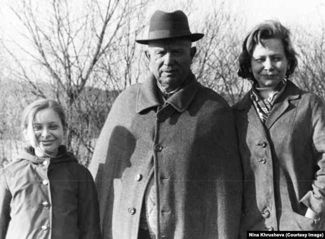 Нина Хрущева, ее мать и Никита Хрущев в его последний день рождения Нина Хрущева, ее мать и Никита Хрущев в его последний день рождения