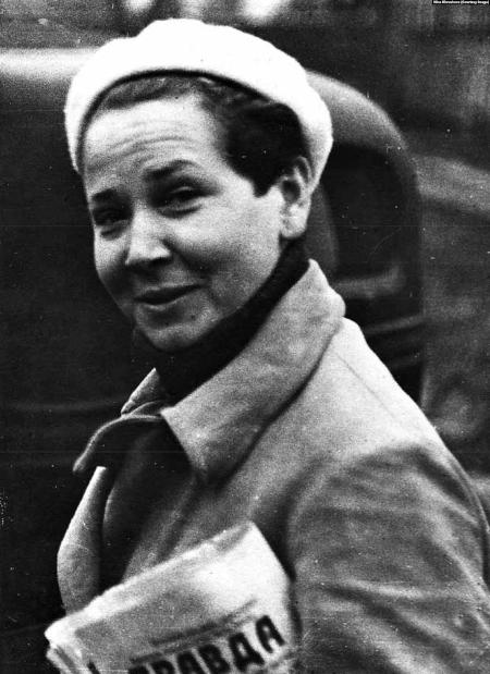 Люба, образцовый молодой коммунист, с газетой «Правда». Москва, 1940 Люба, образцовый молодой коммунист, с газетой «Правда». Москва, 1940