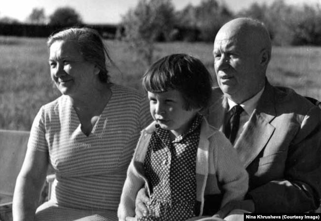 Нина Хрущева сидит на коленях у Никиты Хрущева, 1967 Нина Хрущева сидит на коленях у Никиты Хрущева, 1967