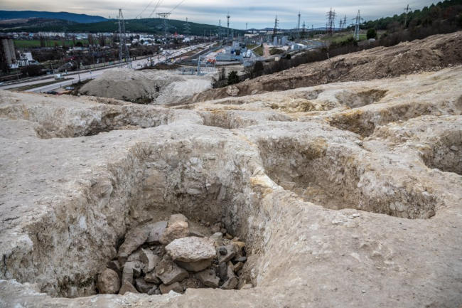 Могильник Киль-Дере 1 расположен на склонах крутого высокого холма в Инкерманской долине