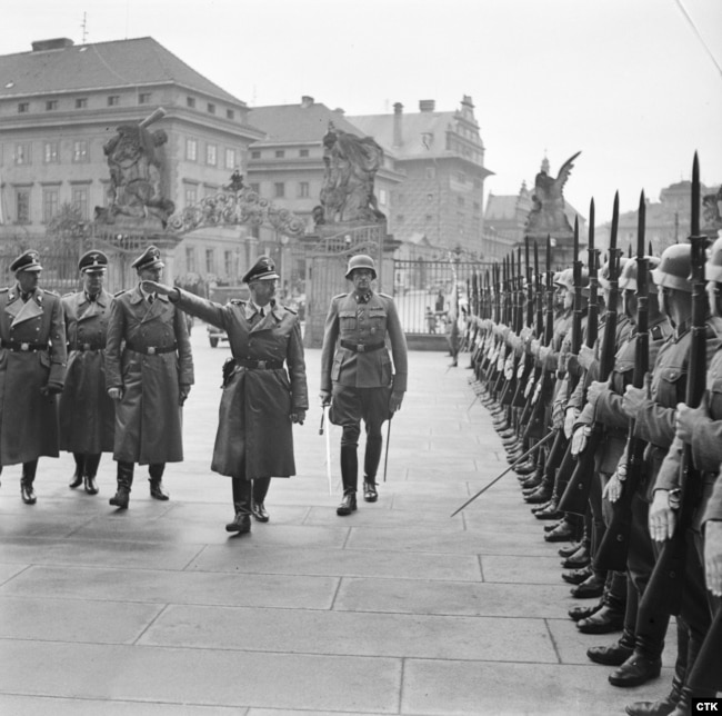 Шеф СС Генрих Гиммлер (в центре) во время визита в Прагу, октябрь 1941 года Шеф СС Генрих Гиммлер (в центре) во время визита в Прагу, октябрь 1941 года